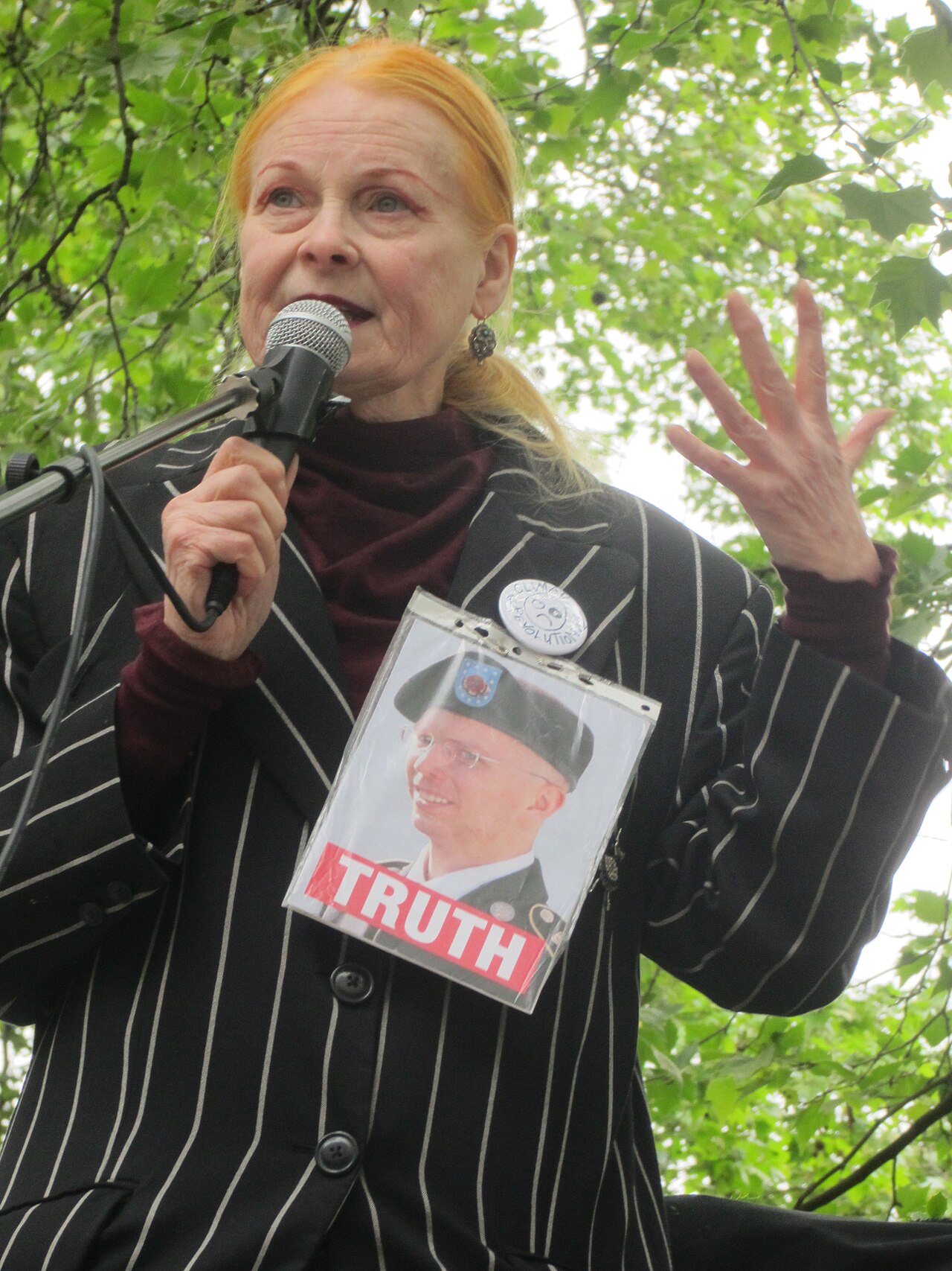2013-06-01 伦敦声援 Bradley Manning 抗议现场，Westwood 佩戴 TRUTH 徽章发言